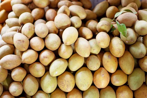 Fruta Sapodilla no mercado flutuante — Fotografia de Stock