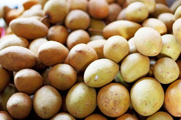 Sapodilla fruit in the floating market — Stock Photo, Image