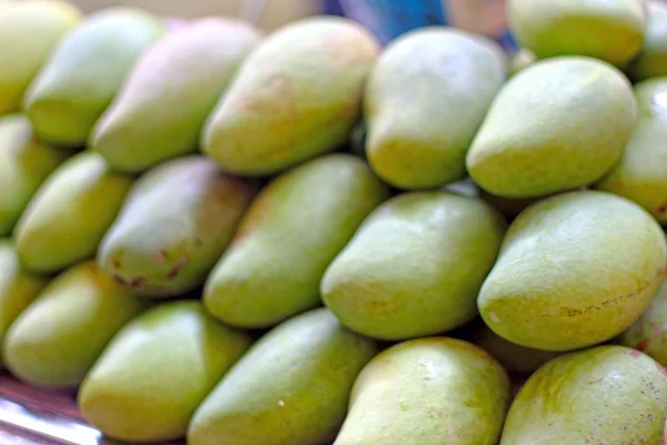 Mango frukt i den flytande marknaden — Stockfoto