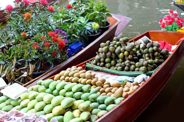 Mangofrüchte auf dem schwimmenden Markt — Stockfoto