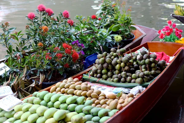Fruta del mango en el mercado flotante — Foto de Stock