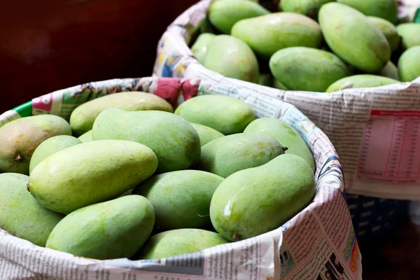 Mango vruchten in de drijvende markt — Stockfoto