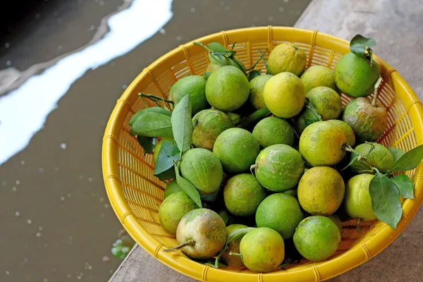 Fruta de limão no mercado flutuante — Fotografia de Stock