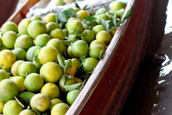 Citron ovoce v plovoucí trh — Stock fotografie