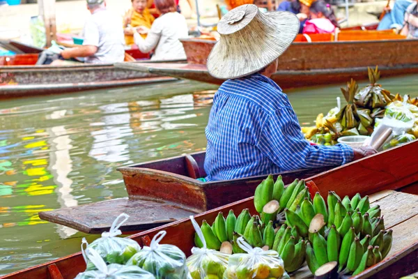 Banane nel mercato galleggiante — Foto Stock