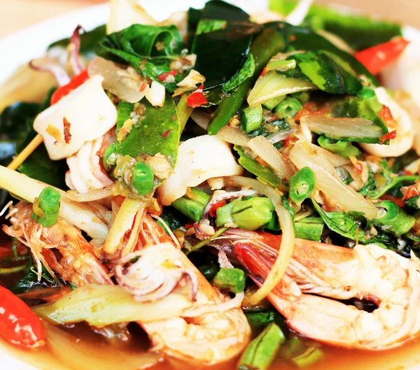 Makanan laut goreng pedas, udang, cumi-cumi . — Stok Foto