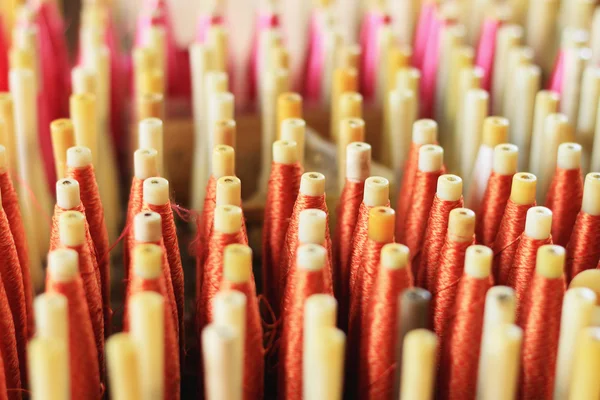 Close-up van weven draad voor de textielindustrie — Stockfoto