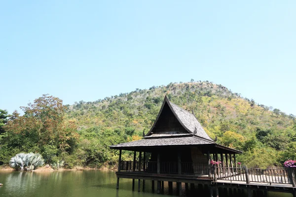 Thaise houten huis in de rivier — Stockfoto