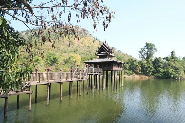 Maison en bois thaïlandaise dans la rivière — Photo