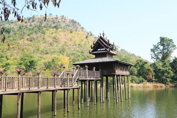 Thaise houten huis in de rivier — Stockfoto