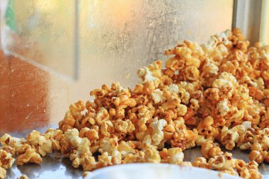 patlamış mısır bir karamel kaplamalı