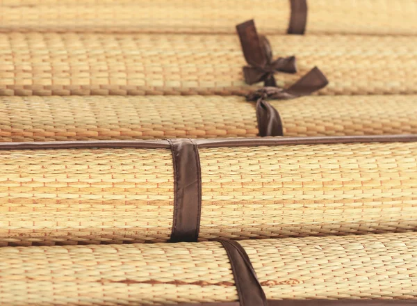 Vendita di tappetini al mercato — Foto Stock