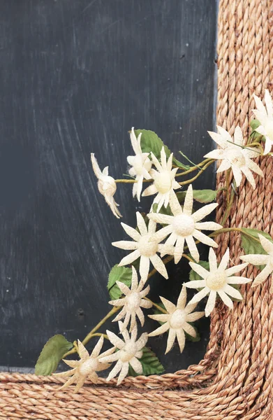 Krásné gerbera umělé květiny na dřevěném rámu. — Stock fotografie