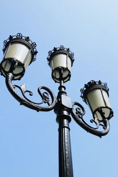 Lampada alta con cielo blu . — Foto Stock