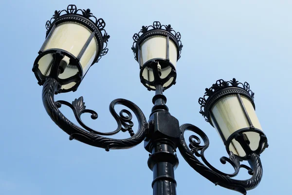 Hög lampa med blå himmel. — Stockfoto