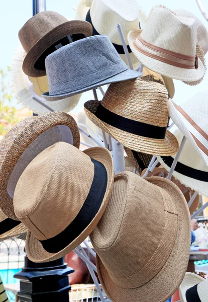 Hoeden zijn gestapeld voor verkoop op de markt — Stockfoto