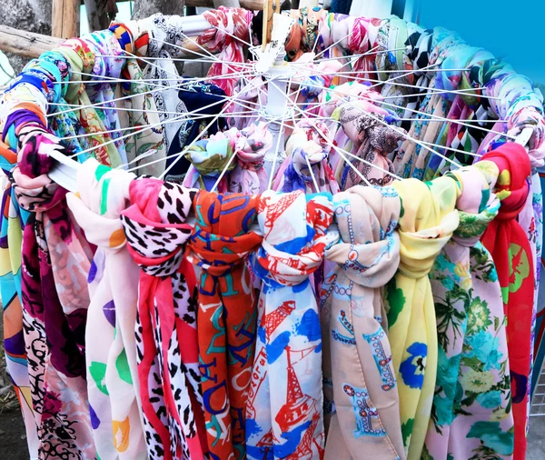 La tienda de bufandas en el mercado — Foto de Stock