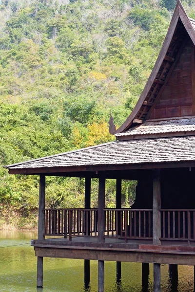 Casa de madera tailandesa en el río — Foto de Stock