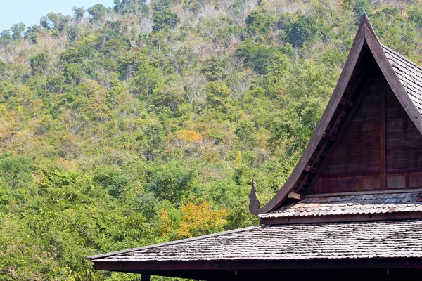 Casa de madera tailandesa en el río — Foto de Stock