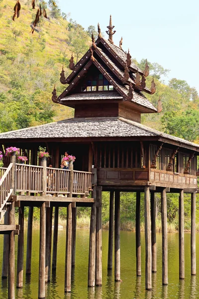 Maison en bois thaïlandaise dans la rivière — Photo