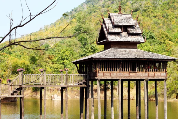 Дом тайского вудена в реке — стоковое фото