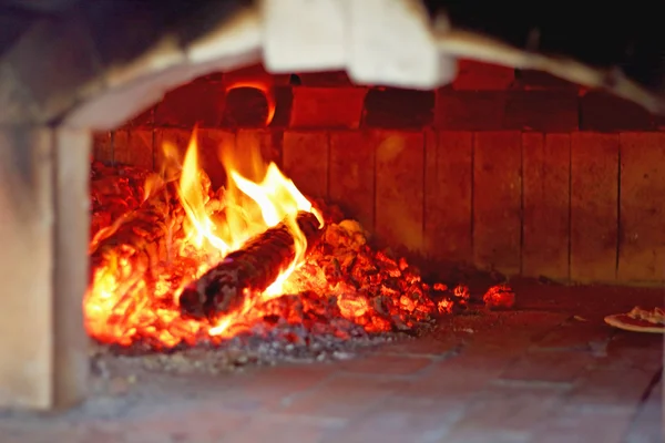 Дровяная печь для приготовления пиццы . — стоковое фото