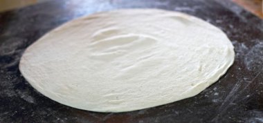 Mutfakta pizza yapma