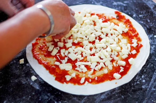 Fare pizza italiana con prosciutto e formaggio — Foto Stock