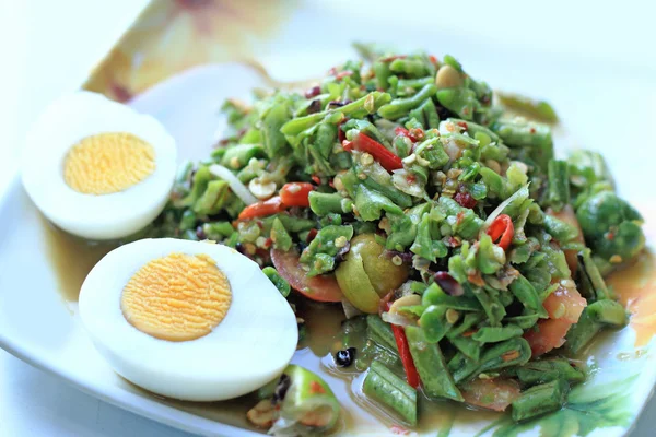 Bean salade met gekookt ei, Aziatische pittige salade. — Stockfoto