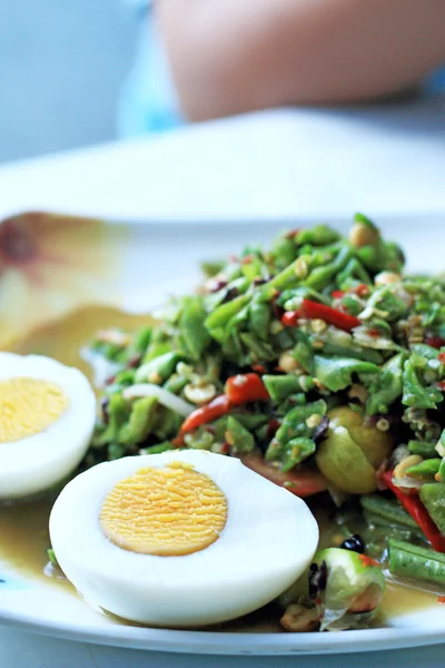 Salada de feijão com ovo cozido, salada picante asiática . — Fotografia de Stock