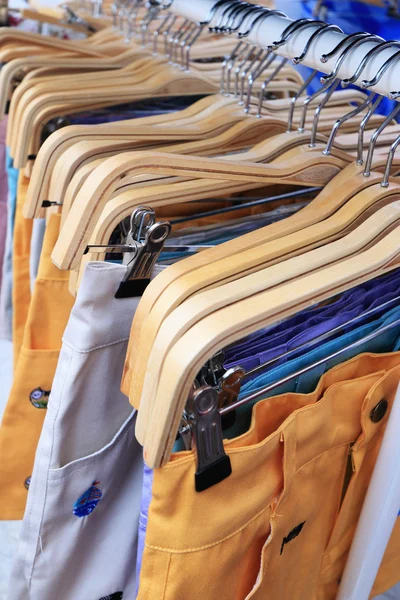 Tienda pantalones colgando en un mercado de rack . —  Fotos de Stock