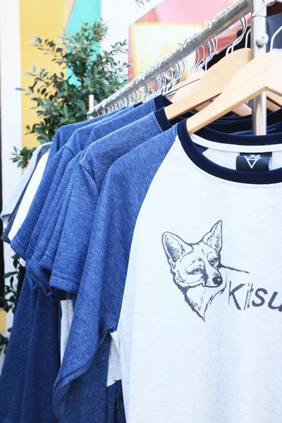 Winkel shirts opknoping op een rek markt — Stockfoto