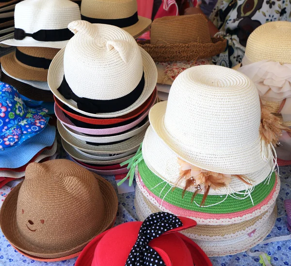 Hattar är staplade till salu på marknaden — Stockfoto