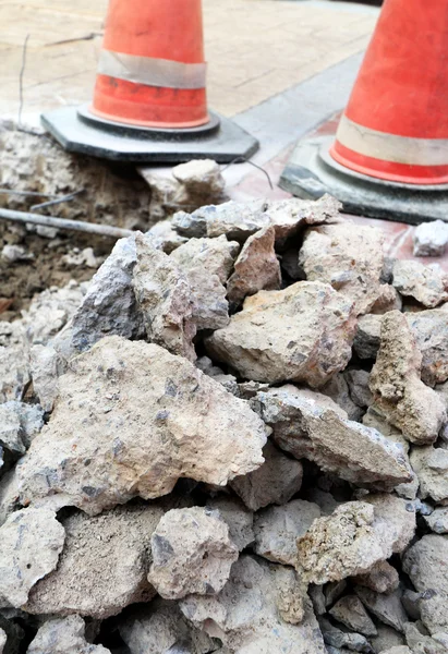 Conos de tráfico en las carreteras dañadas — Foto de Stock