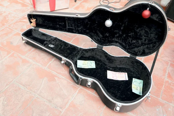 Případ kytara, dát peníze. — Stock fotografie