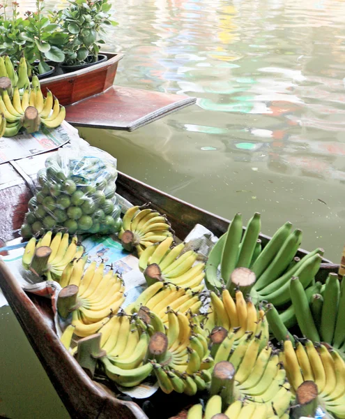 Mercado flotante de frutas barco — Foto de Stock