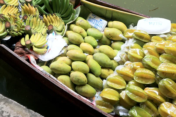 Manzana estrella en el mercado flotante — Foto de Stock