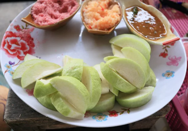 Frutas de goiaba, açúcar, sal e pimenta, colocar no prato . — Fotografia de Stock