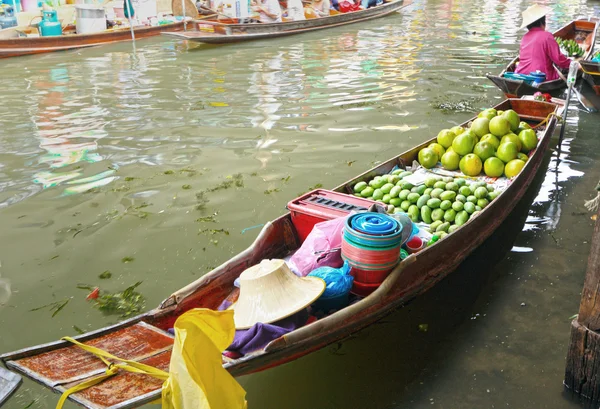 Frutta mercati galleggianti barca — Foto Stock