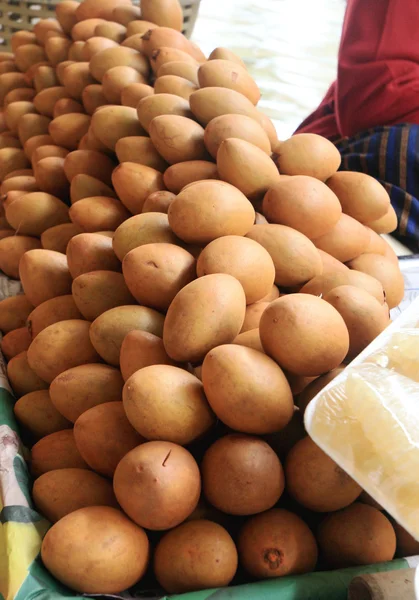 Fruta de la sapodilla en el mercado flotante — Foto de Stock