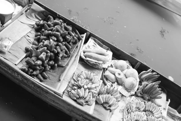 Mercado flotante de frutas barco —  Fotos de Stock