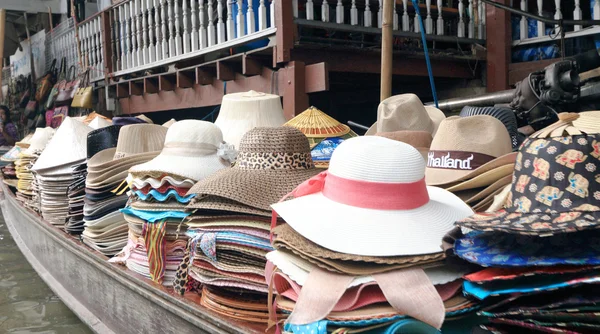 Cappelli in vendita al Damnoen Saduak Floating Market - Thailandia . — Foto Stock