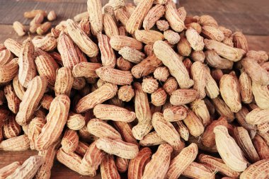 ahşap zemin üzerine fıstık