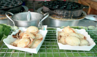 Hindistan cevizi sütü karıştırın şeker ve un. -nazik bir Tay sweetmeat