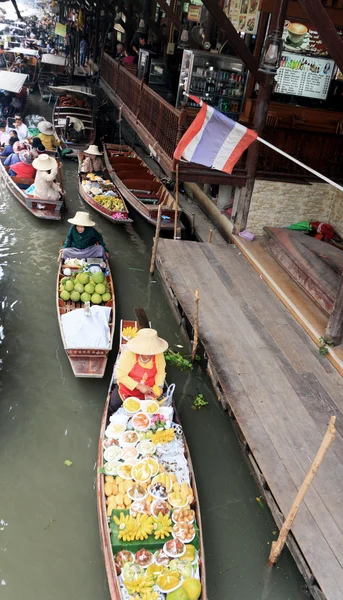 Stile di vita Damnoen Saduak Floating Market - Thailandia il 30 dicembre — Foto Stock