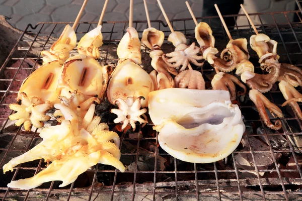 B-B-Q Calamari alla griglia sul mercato — Foto Stock