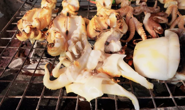 B-B-Q Calamari alla griglia sul mercato — Foto Stock