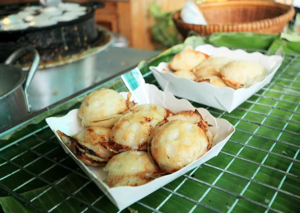 Latte di cocco mescolare zucchero e farina. - Tipo di dolciumi tailandesi — Foto Stock