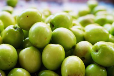 pazarda yeşil elmalar