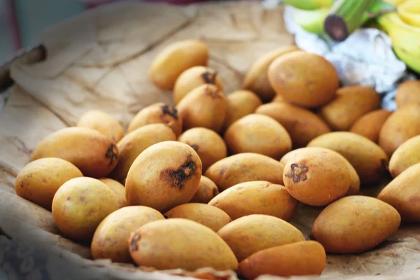 Sapodilla frukt på marknaden — Stockfoto